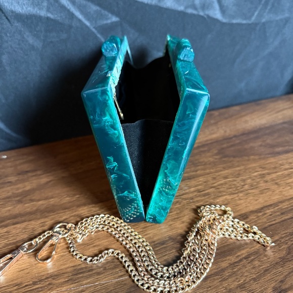 Ramla‎ Emerald — The Jewel of Modern Light, Handmade, acrylic, statement purse - Picture 6 of 9